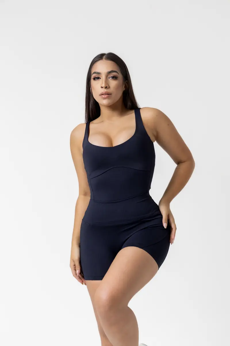 Conjunto fitness azul-marinho da Mine, de frente