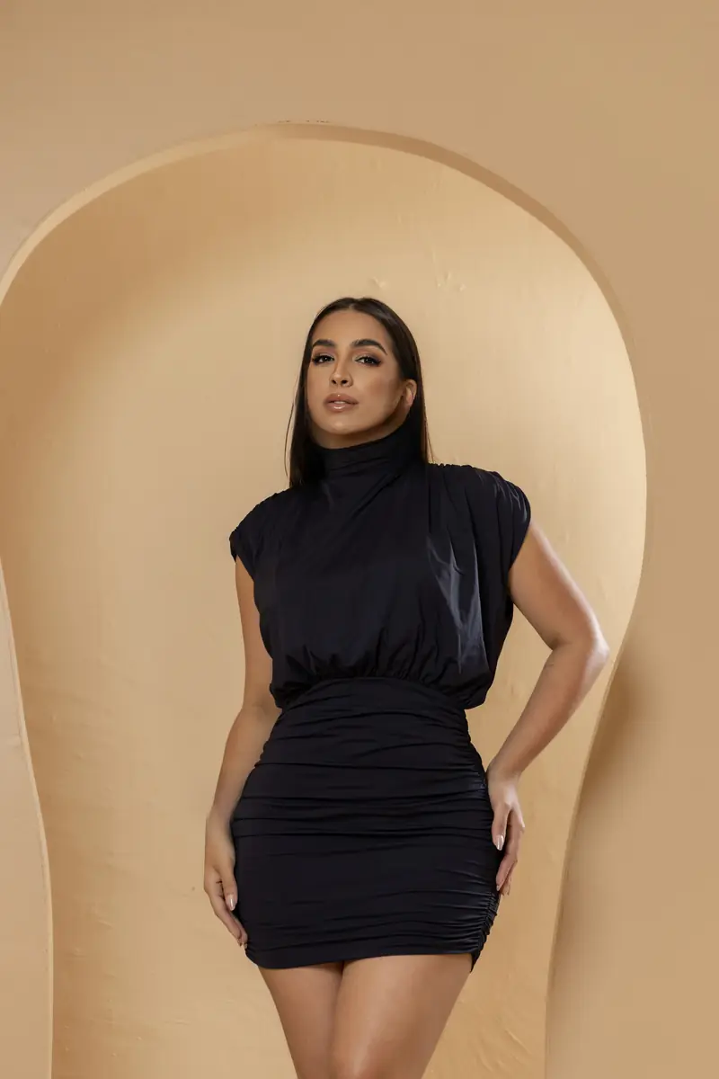 Vestido preto da Mine, de frente
