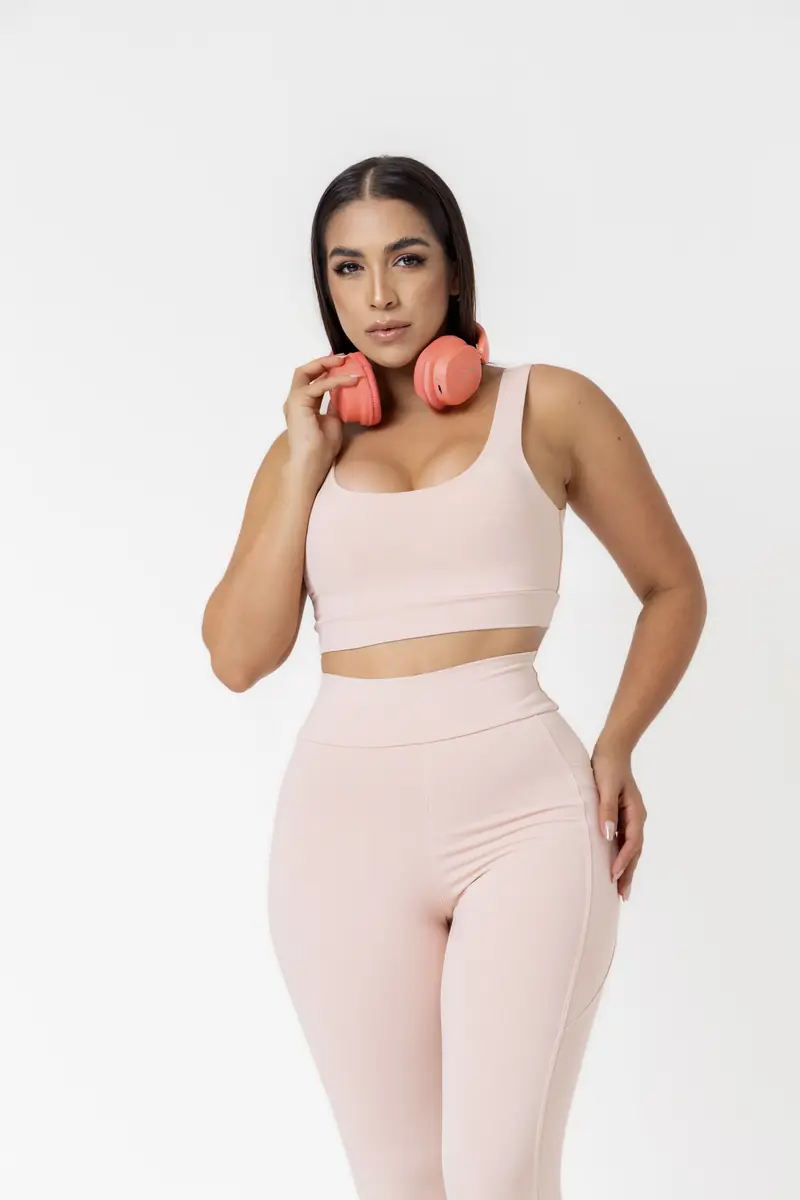 Conjunto fitness rosa da Mine, de frente