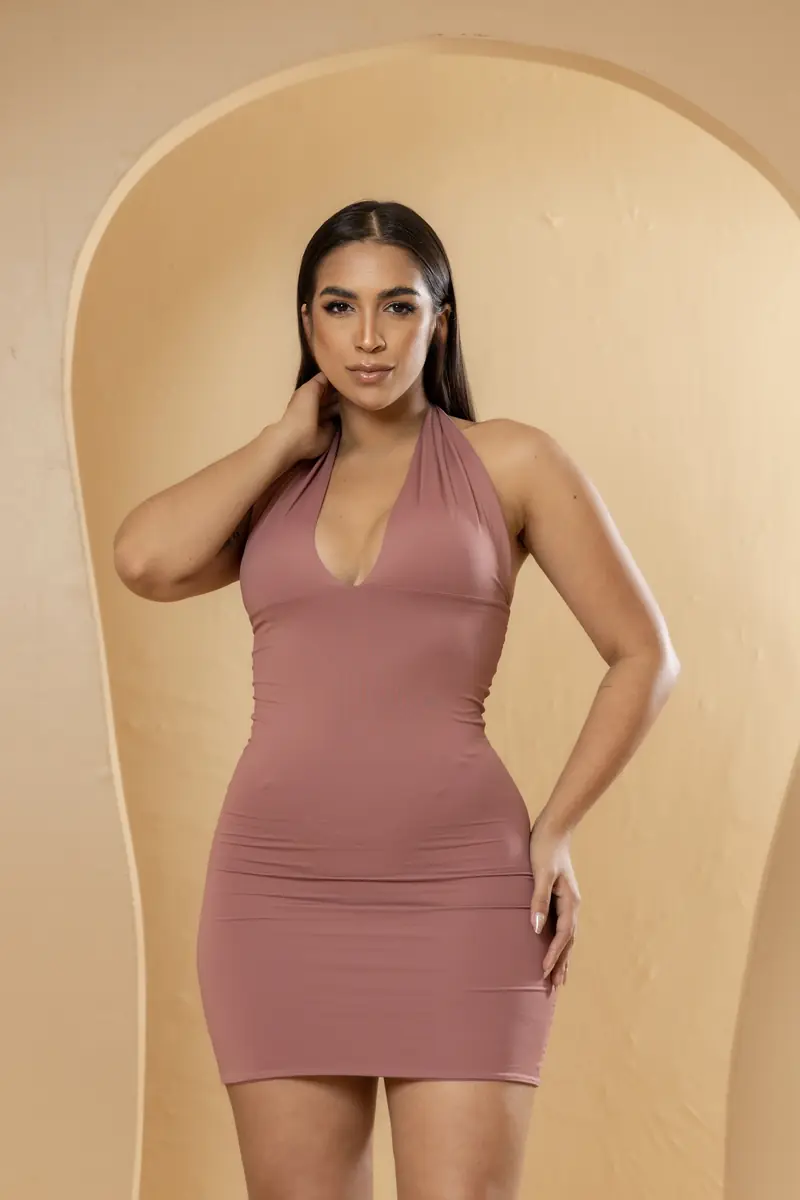 Modelo com o vestido rosé da Mine, de frente